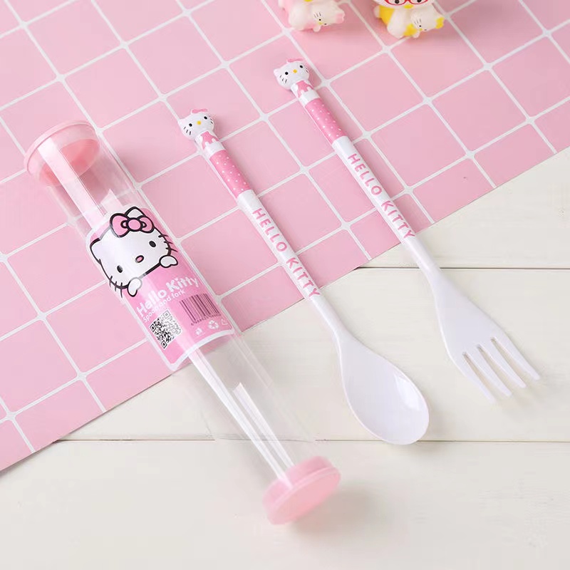 Bộ 2 Món Muỗng Nĩa Ăn Bằng Nhựa Không BPA Thân Thiện Với Môi Trường Hình Hello Kitty Dễ Thương Có Thể Mang Theo Khi Đi Du Lịch