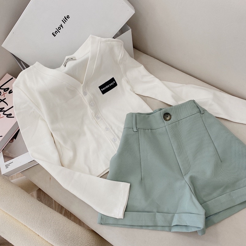 Set áo thun trắng cổ V tay dài gài nút thêu logo , quần short xanh gấp line