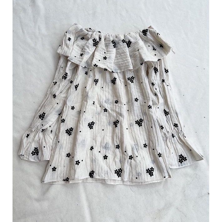 Áo trễ vai hoa nhí siêu xinh | BigBuy360 - bigbuy360.vn