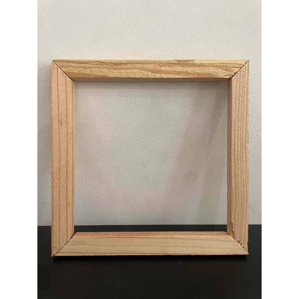 1 khung bằng gỗ vuông/ chữ nhật để chưng tranh, ảnh hoặc vải