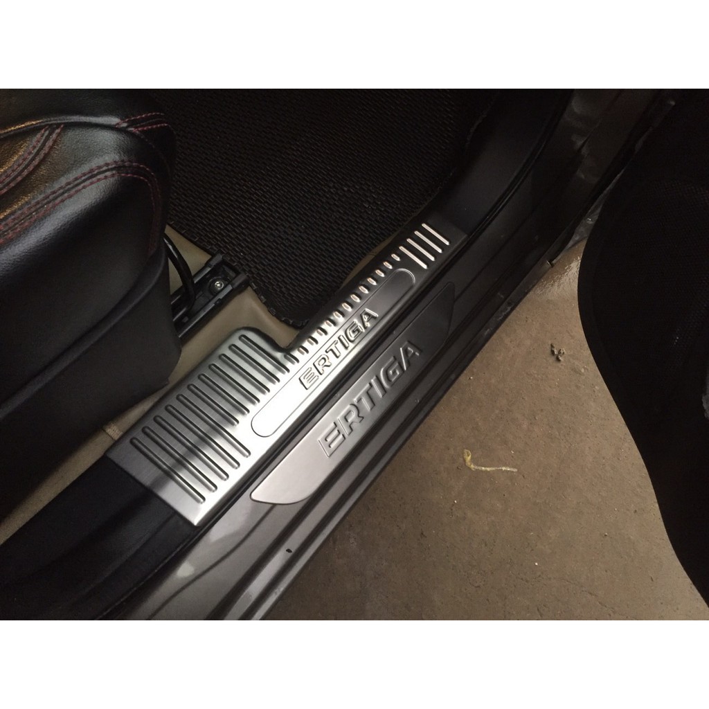 Ốp Bậc Cửa, Nẹp Bước Chân Trong Ngoài Xe Suzuki Ertiga 2019-2020, chất liệu Inox