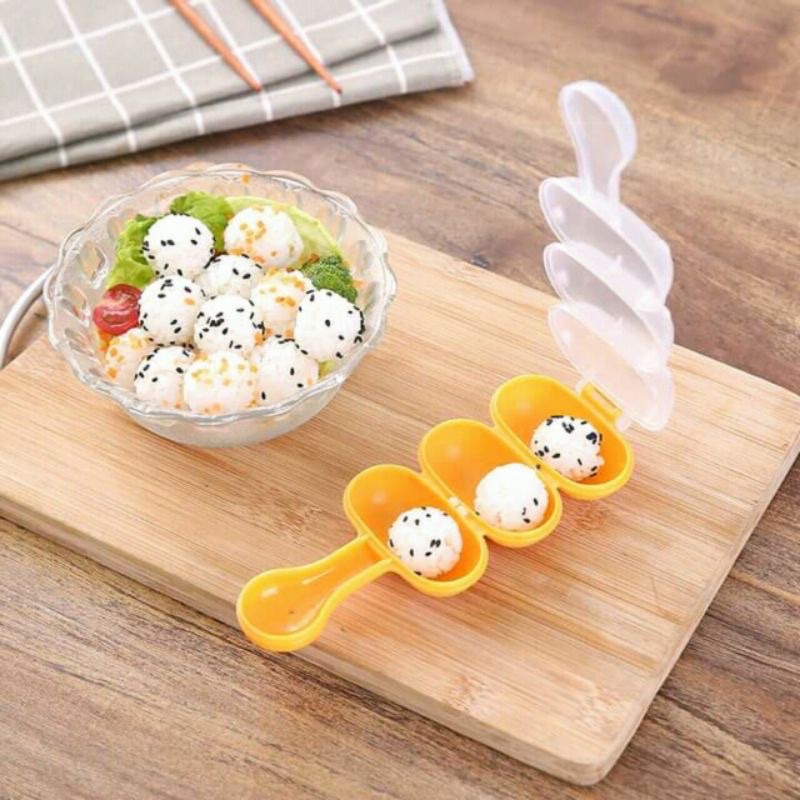 Khuôn lắc cơm tạo hình tròn cho bé ăn