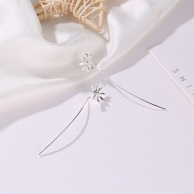 Khuyên tai dáng dài mặt hình hoa sang trọng đơn giản cho nữ