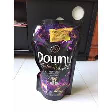 Nước xả vải Downy Huyền Bí 1.35lít