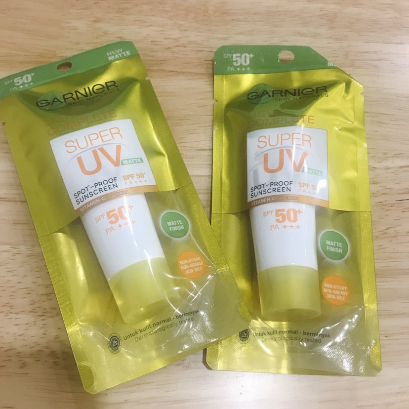 Kem Chống Nắng Garnier Light Complete Super  UV Matte SPF50 15ml