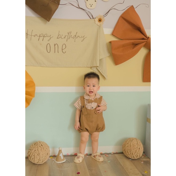 Áo + yếm rời + nón (có nơ) caro nâu em bé trai nanci room