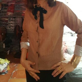 Áo sơ mi chấm bi phối nơ