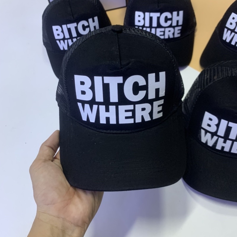Mũ lưỡi Chai nam Hoạ tiết in chữ BITCH, phía sau gáy lưới M02