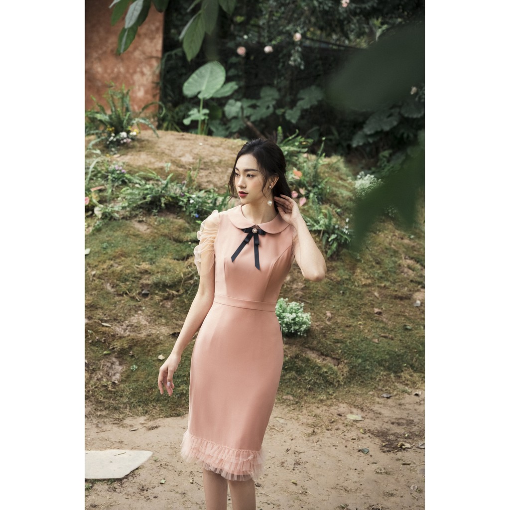 Đầm ôm cổ sen, tay và gấu phối voan, nơ cài Emspo DS3994