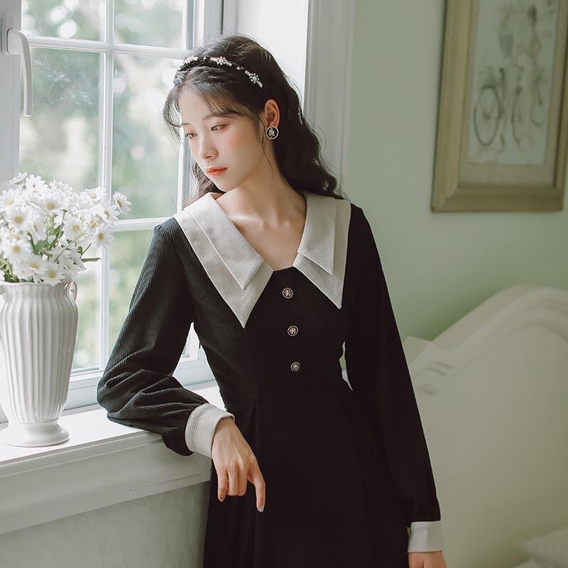 Váy cổ chữ V vintage