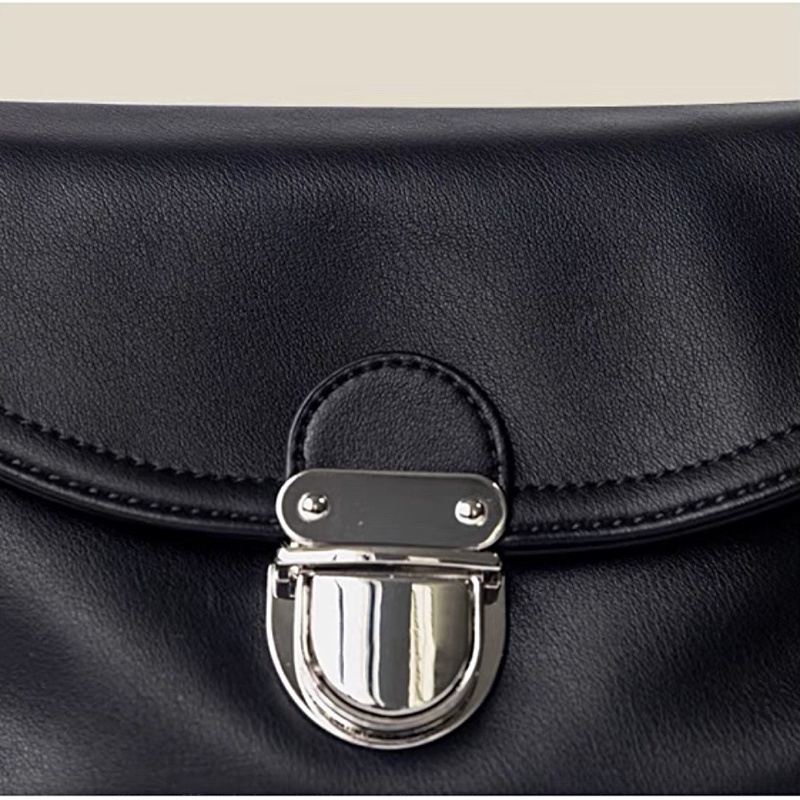 LOẠI 1 - Túi xách kẹp nách da form mềm màu đen kèm theo 2 loại dây đeo: đeo chéo và kẹp nách