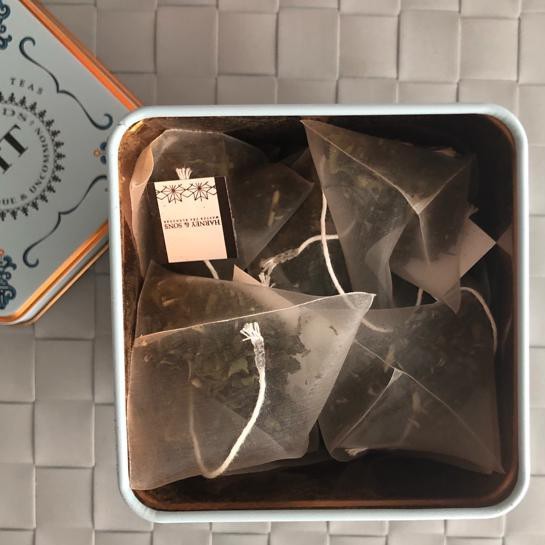 Trà bá tước trắng Winter White Harney and Sons hộp thiếc date 2024