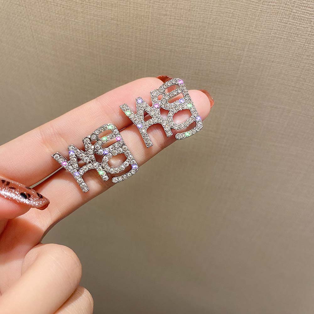 Khuyên tai nữ đính đá tạo hình thời trang độc đáo