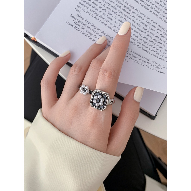 Nhẫn hở màu trắng đen hình hoa đính ngọc trai sang trọng
