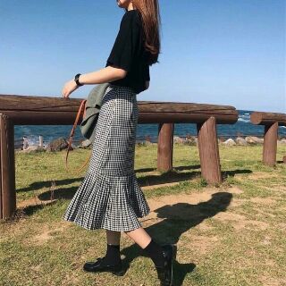 Set chân váy đuôi cá caro + áo pull đen