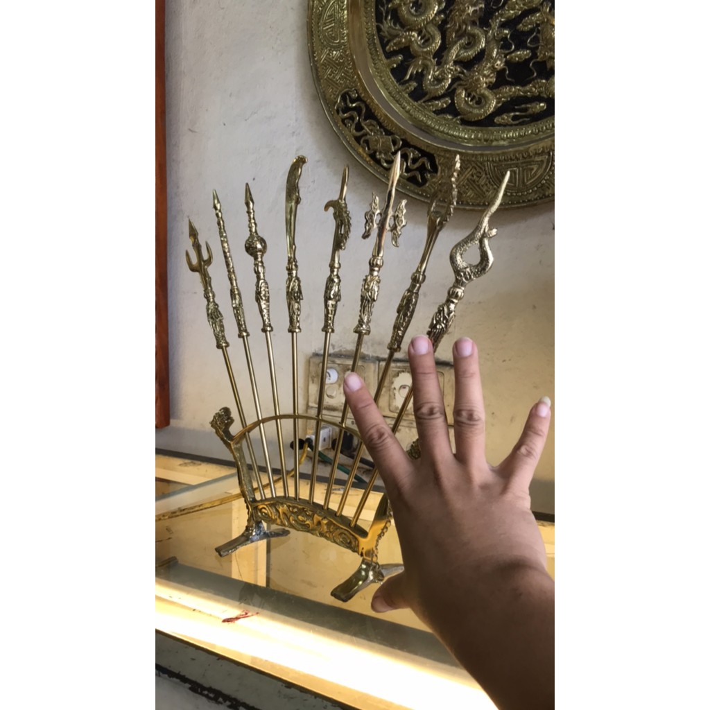 Bộ bát bửu chấp kích bằng đồng bày bàn thờ gia đình