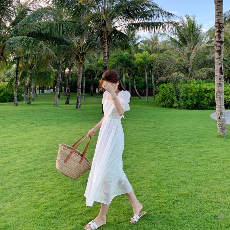 Đầm dài màu trắng tay phồng cổ vuông đơn giản phong cách cổ tích