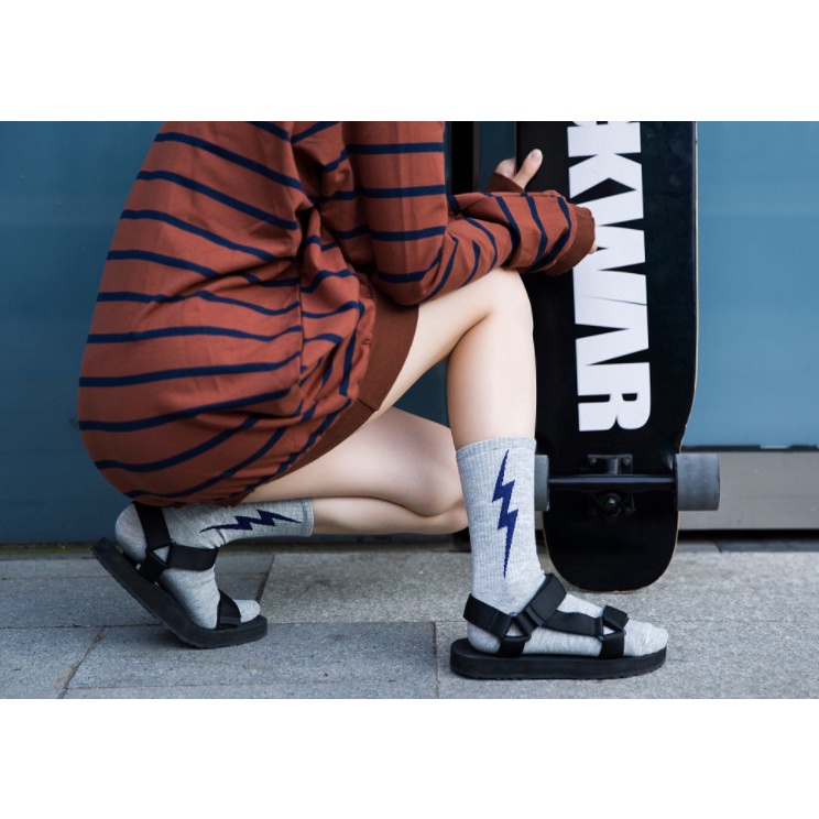 Vớ cao cổ hình tia chớp Unisex phong cách thể thao, trẻ trung và năng động.
