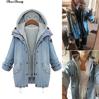 Bộ trang phục hai mảnh gồm áo khoác jean và áo ba lỗ có mũ trùm thời trang