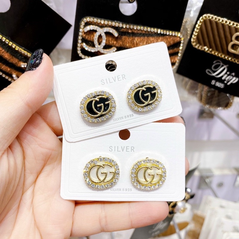 Khuyên tai viền đá sanh chảnh