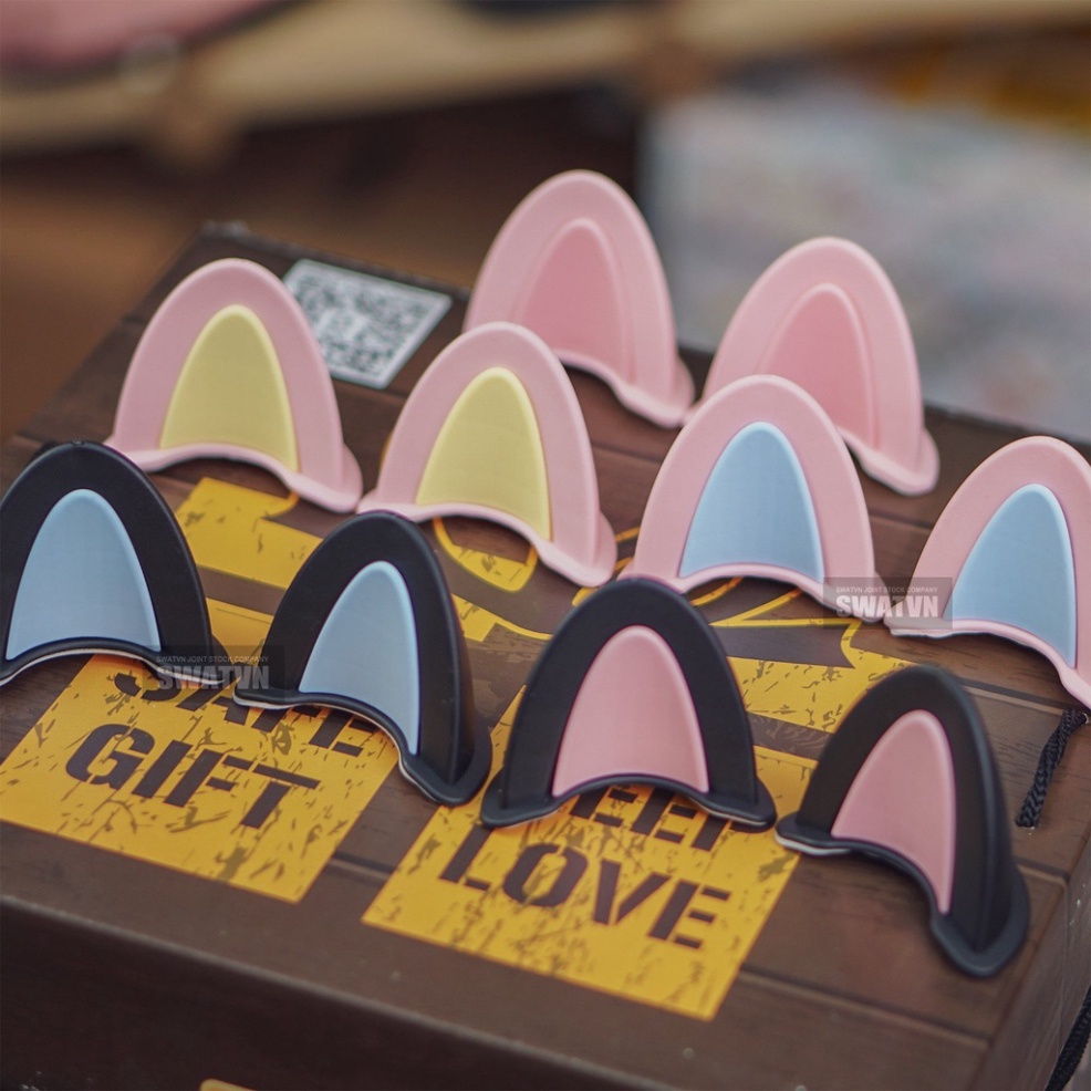 tai mèo nhựa hồng-vàng gắn trang trí nón bảo hiểm cute (theo cặp) - phụ kiện nón bảo hiểm