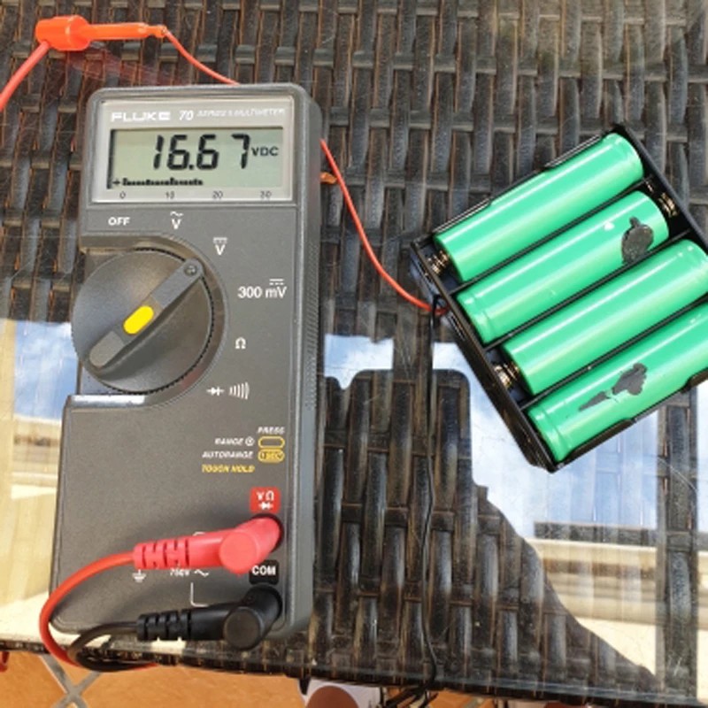 Hộp đựng pin 4 ngăn có dây dẫn cho pin sạc dự phòng 18650