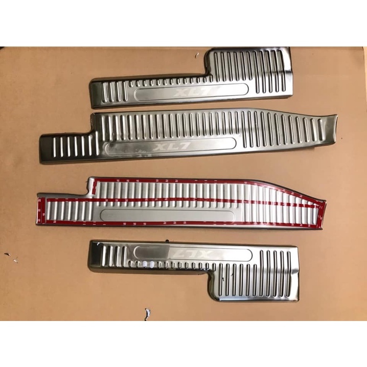 Ốp bậc cửa, nẹp cửa xe Suzuki XL7 2019 2020 2021 2022 mẫu Inox cao cấp