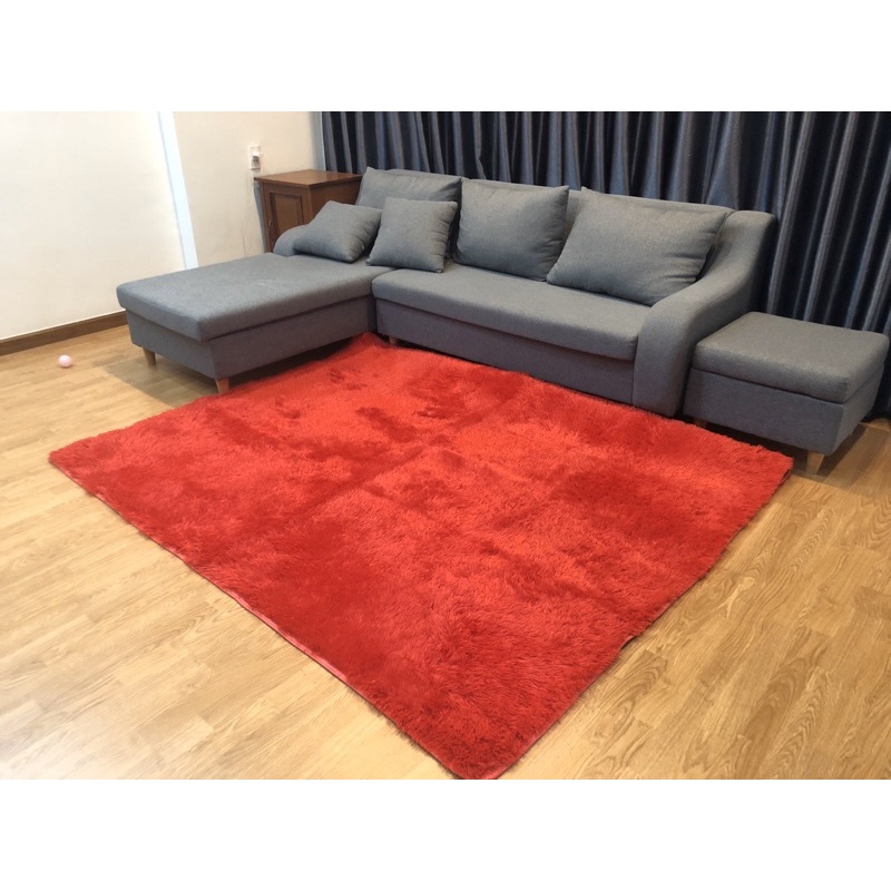 Thảm lông trải nệm và ghế sofa màu đỏ tươi