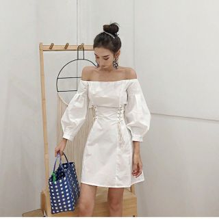 Váy trễ vai tay dài phồng có dây thắt 2 bên lườn chiết eo