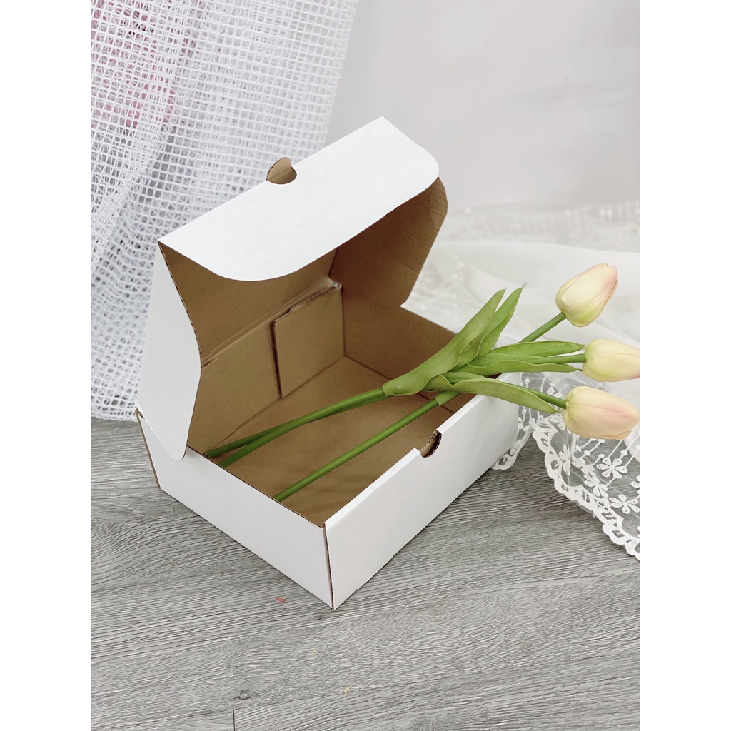 Hộp carton trắng nắp gài, hộp carton đóng hàng, đựng quần áo, giày dép, phụ kiện đủ size