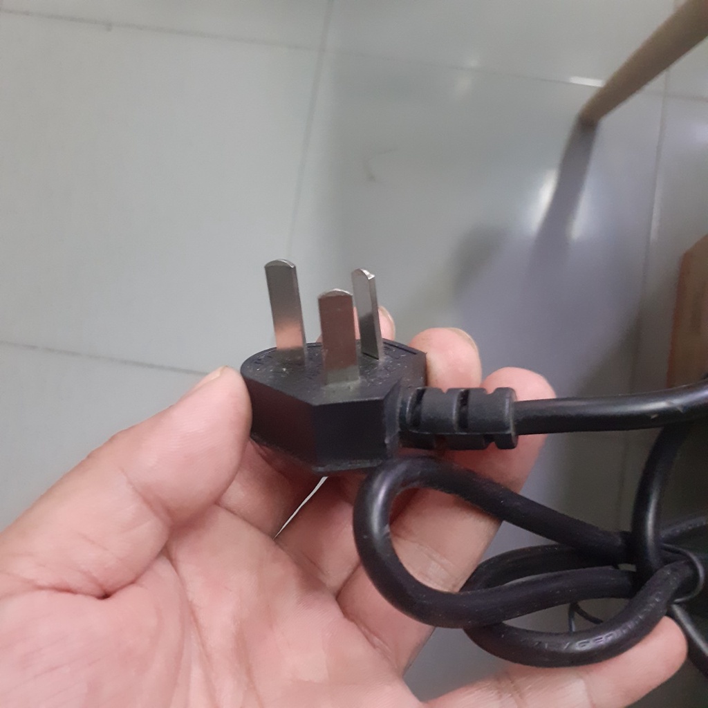 Ổ Chuyển Đổi Phích Cắm Từ 3 Chân Sang 2 Chân Nguồn 220V Màu Trắng tiện lợi