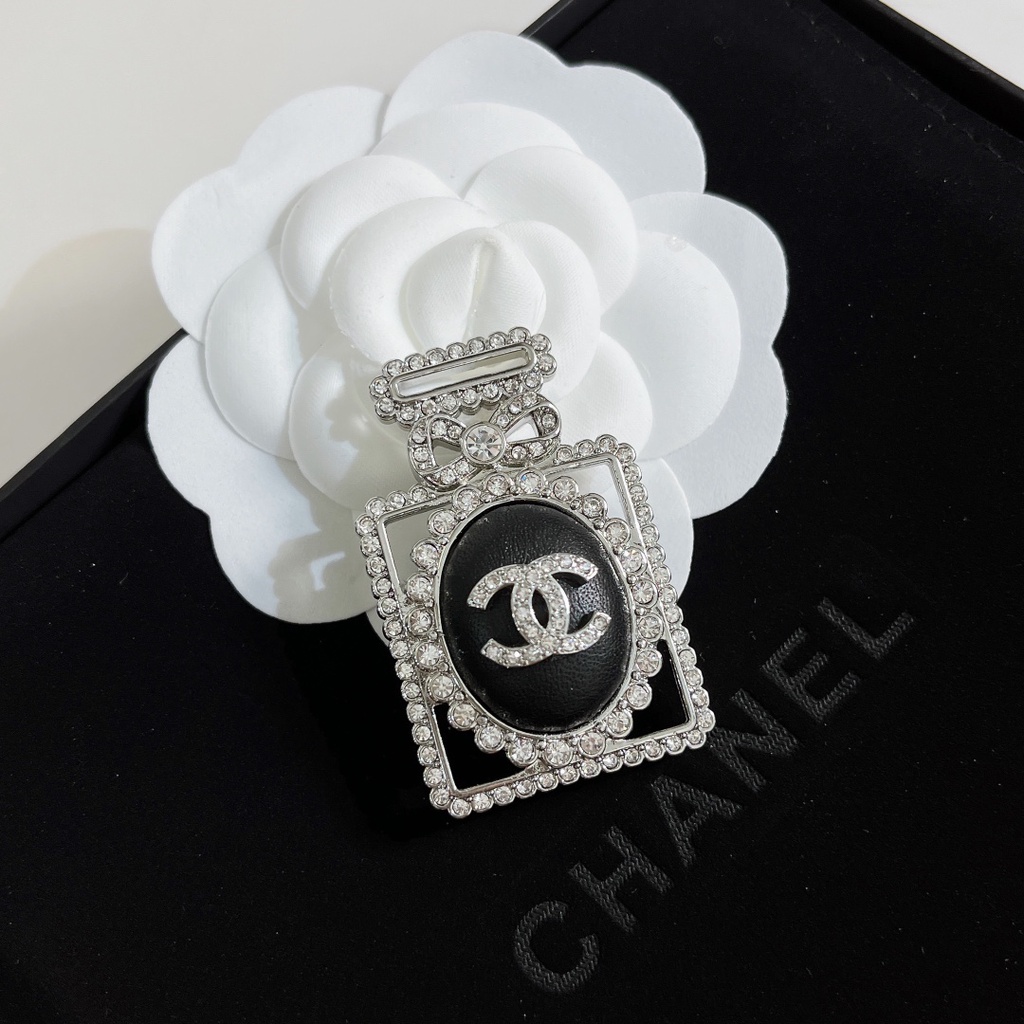 Ghim cài áo Channel hình chai nước hoa sành điệu