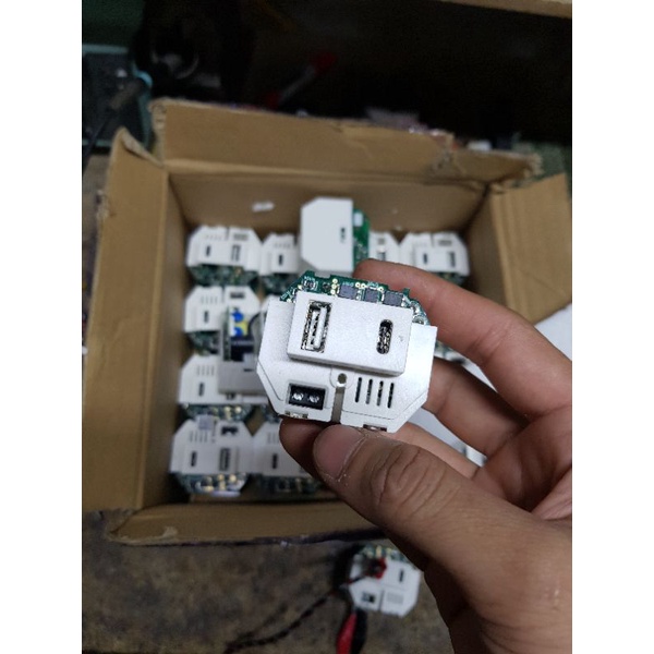 Hạt ổ sạc điện thoại âm tường.