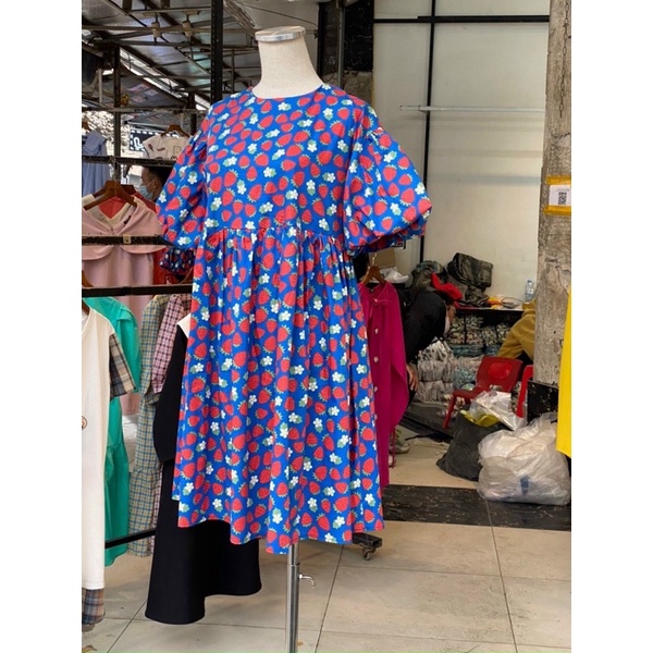 vải thô cotton mềm mát thấm hút mồ hôi dùng may váy,áo hình quả dâu tây to nhỏ
