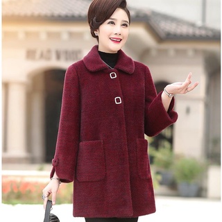 Mẹ mặc áo khoác len mùa đông