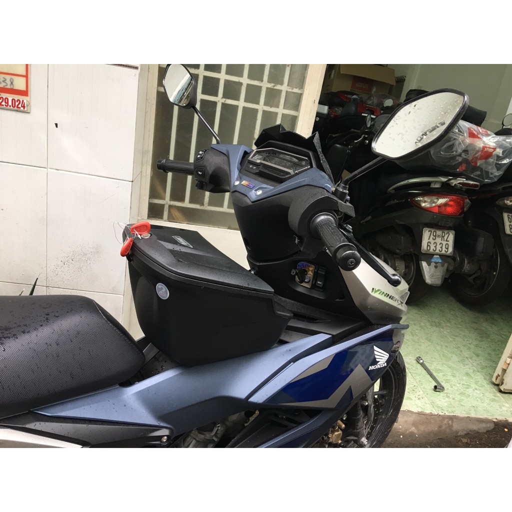 Thùng giữa Winner X, thùng Givi G12N kèm bát gắn theo xe, hàng Givi chính hãng, bảo hành 2 năm