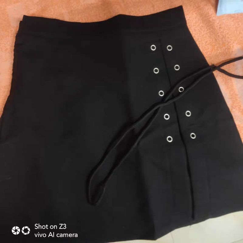 Chân váy đen dáng chữ A lưng cao đan dây | BigBuy360 - bigbuy360.vn