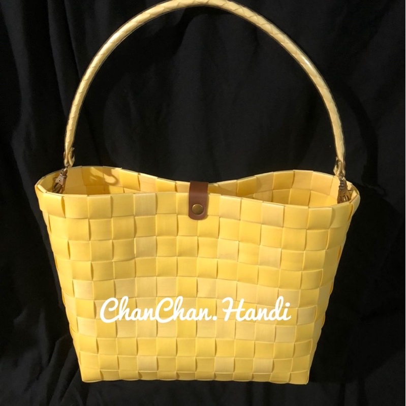 Túi xách đan tay, làn đan tay đeo quai có nút gài màu tím nhạt, màu vàng bơ dùng đi cà phê dạo phố đi biển