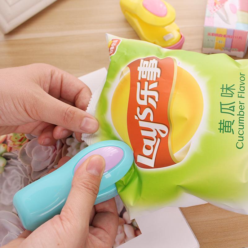[Shipped By Random Color]1pc Mini Portable Sealer /Household Heat Bag Plastic Food Bag Sealing Machine/ Home Snack Bag Sealer