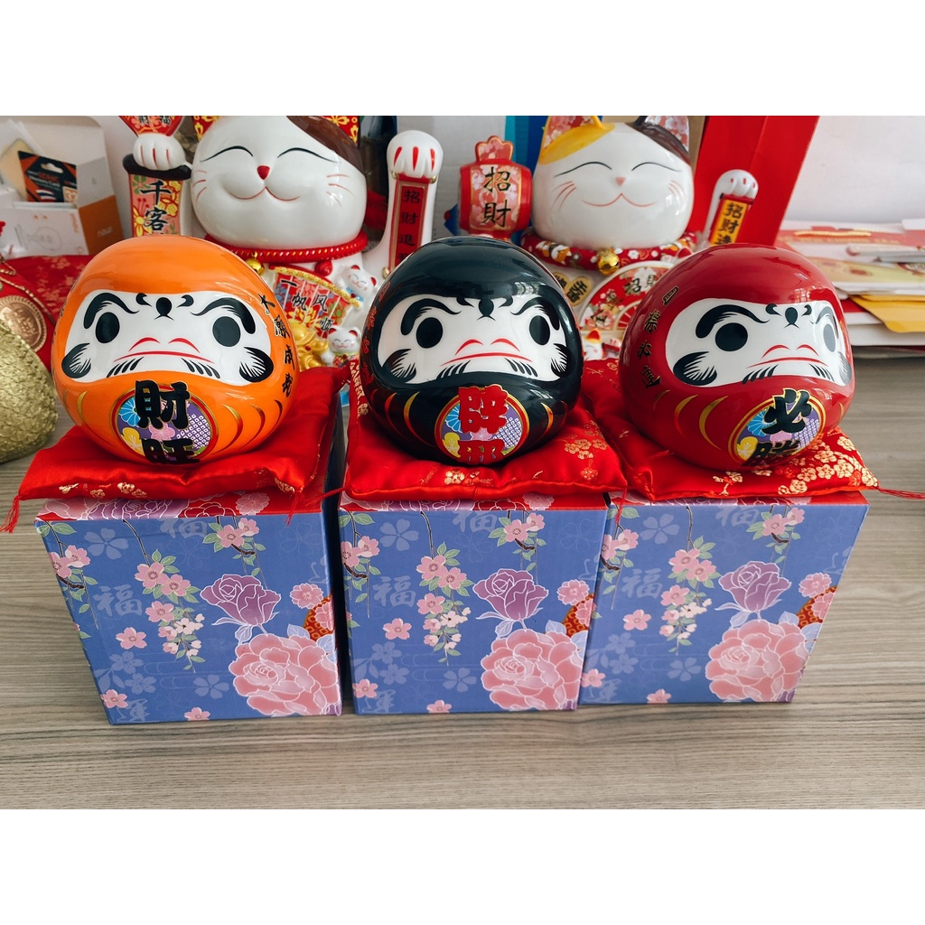 THẦN TÀI Daruma may mắn Nhật Bản GỐM SỨ KÈM HỘP QUÀ TẶNG + ĐỆM ĐỎ