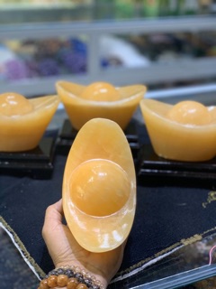 Thỏi vàng và đế gỗ trưng bày