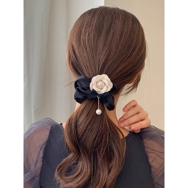 Cột tóc hoa hồng đính hạt nữ tính