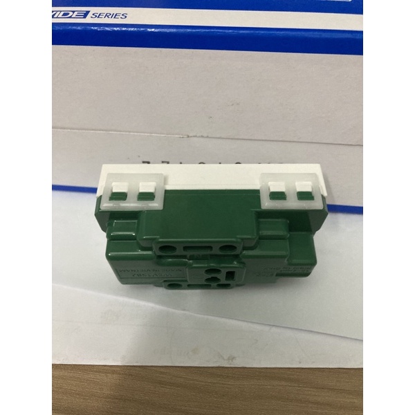 Ổ cắm đôi 3 chấu Wide cắm nhanh Panasonic WEV1582SW