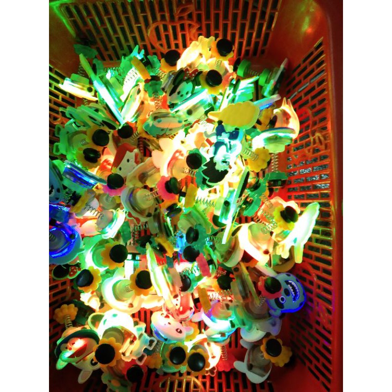 GẮN DÉP CROCSS LÒ XO CÓ ĐÈN