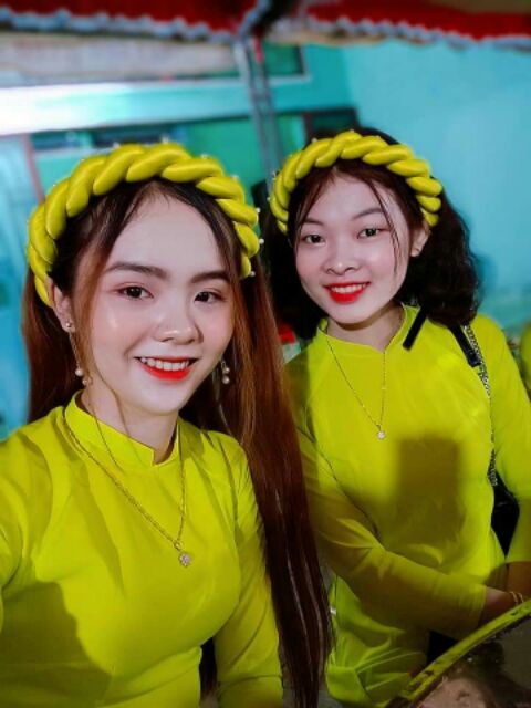 Áo dài bưng mâm vàng