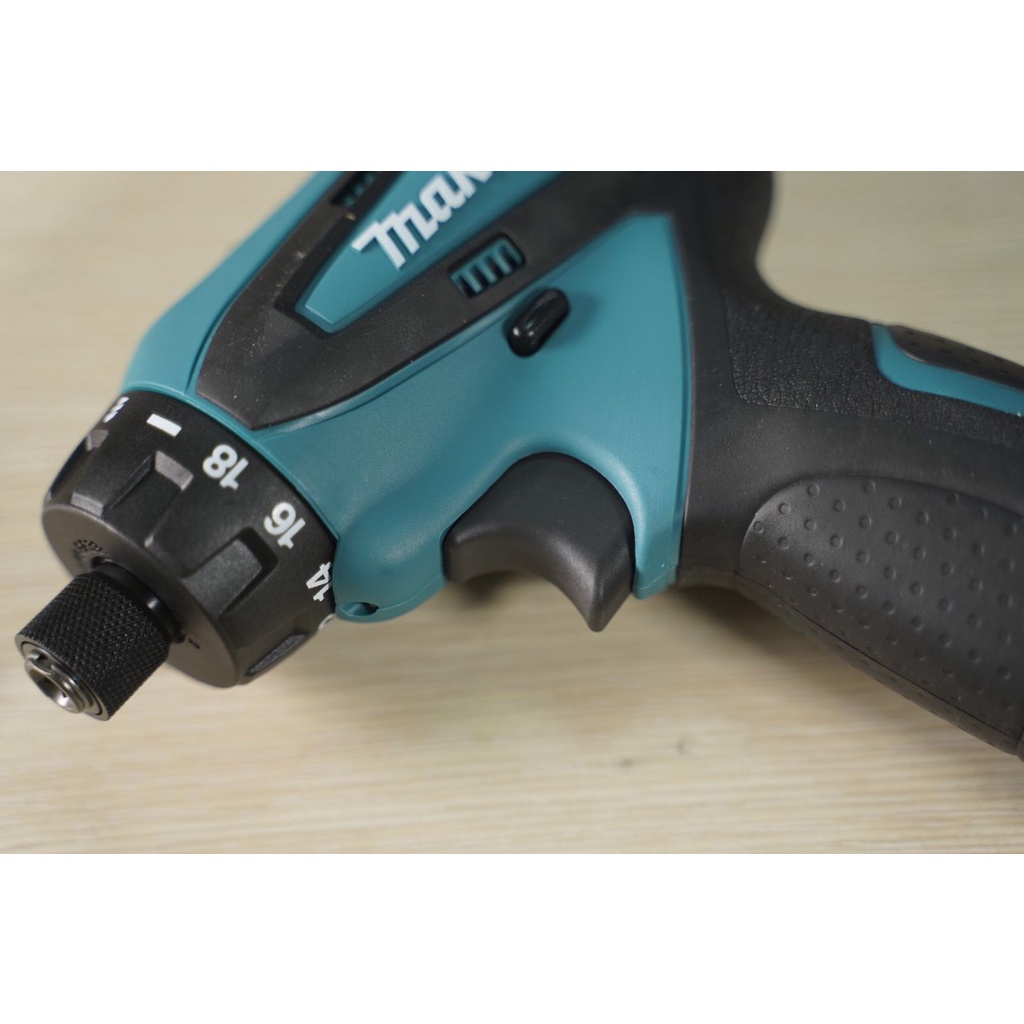 CHÍNH HÃNG - Máy khoan vặn vít dùng pin Makita DF030DZ 10.8V