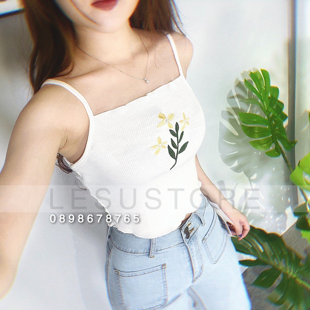 ẢNH TỰ CHỤP Croptop yếm thêu hoa lá