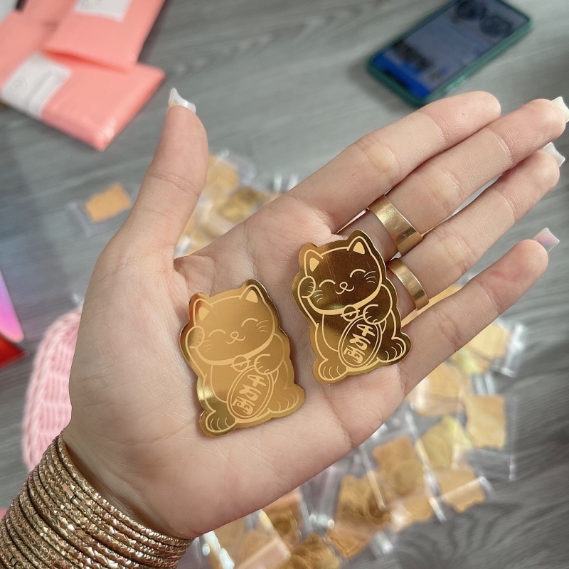 Miếng dán bé mèo chiêu tài may mắn dùng trang trí để vào điện thoại