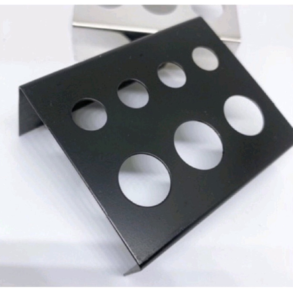 Đế kim loại màu đen chắc chắn có nhiều ngăn chứa dùng đựng chum mực phun xăm