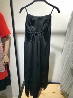 Đầm 2 dây hở lưng xẻ tà